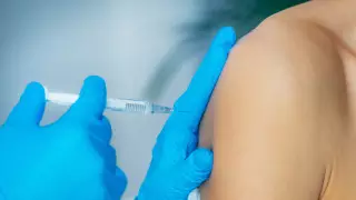 Снизится ли эффективность вакцин из-за мутаций, рассказал Бекшин