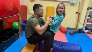 Как девочка из Усть-Каменогорска в восемь лет учится ходить и говорить