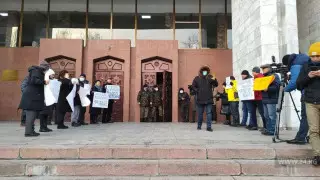 "Дорожку позора" для чиновников организовали в Кыргызстане