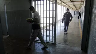 Заключенных и людей с ожирением будут вакцинировать первыми в Австралии