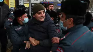 Полиция задерживает протестующих против Пашиняна в Ереване
