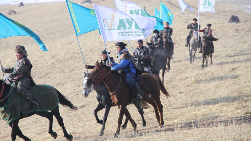 Партия "Ауыл" провела акцию у подножья горы Казыгурт