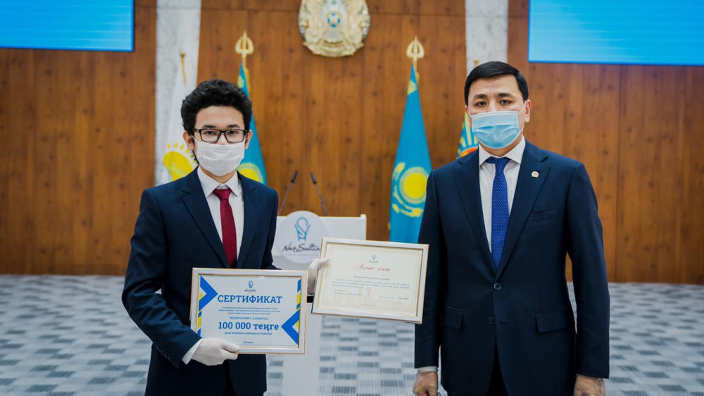 Кульгинов вручил школьникам столицы денежные сертификаты