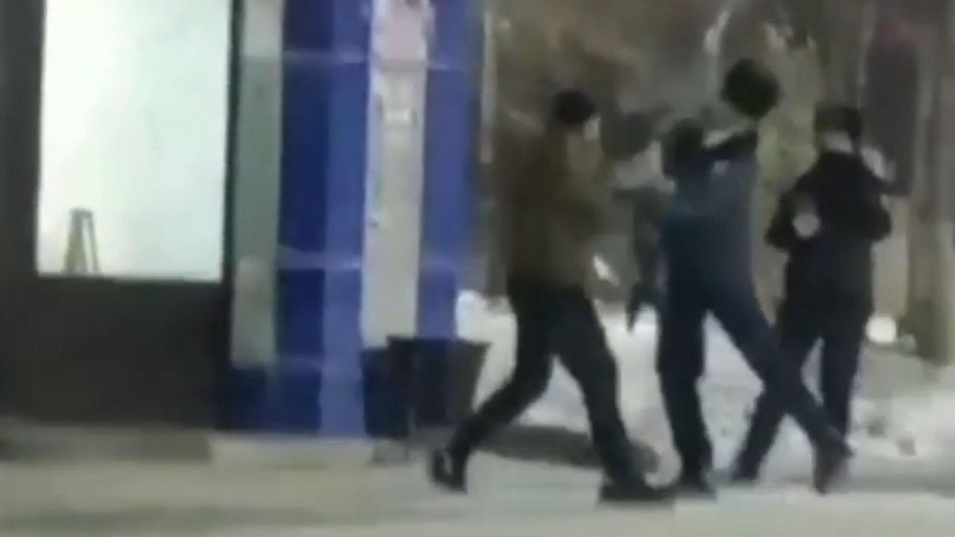 Нападение на казахстан. Драка с полицейским в гражданской форме.