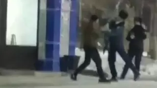 Пьяный казахстанец подрался с полицейским, сбил с него шапку и убежал