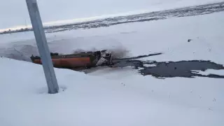 Грузовик с серной кислотой опрокинулся в Карагандинской области