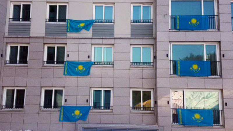 Жители столицы вывесили на балконах флаги в поддержку акции "Менің Туым. Менің Отаным!"
