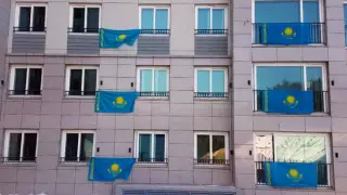 Жители столицы вывесили на балконах флаги в поддержку акции "Менің Туым. Менің Отаным!"