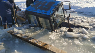 Трактор провалился под лед в парке Караганды