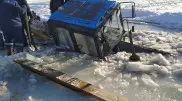 Трактор провалился под лед в парке Караганды