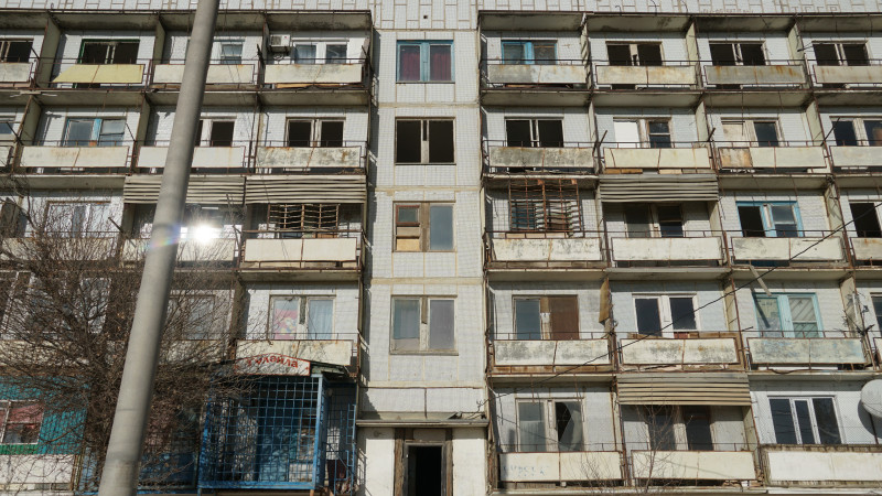 Здание больше похоже на заброшенное, чем на жилое. Фото: Иван Сухоруков