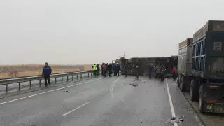 Перевернутая фура перекрыла трассу  Кызылорда - Шымкент