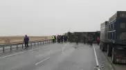 Перевернутая фура перекрыла трассу  Кызылорда - Шымкент