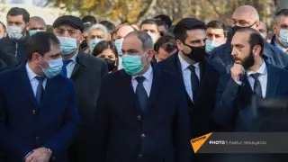 Пашинян прорвался на перекрытое его противниками кладбище в Ереване