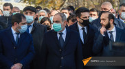 Пашинян прорвался на перекрытое его противниками кладбище в Ереване