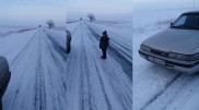 Неизвестного ребенка нашли одного на заснеженной трассе в Казахстане