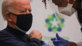 Байдену в прямом эфире вкололи вакцину от коронавируса