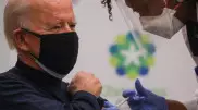 Байдену в прямом эфире вкололи вакцину от коронавируса