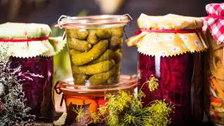 Полицейские раскрыли кражу полсотни банок с соленьями и вареньями