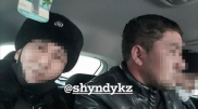Полицейского за селфи с предполагаемым насильником сняли с должности