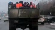 "Рұқсат алмаған". Әкімдік жүк көлігінің бортында отырған жұмысшыларға қатысты пікір білдірді