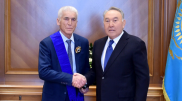 Назарбаев вручил орден бизнесмену Сарсенову