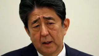 Экс-премьер Японии извинился за скандал с растратой денег