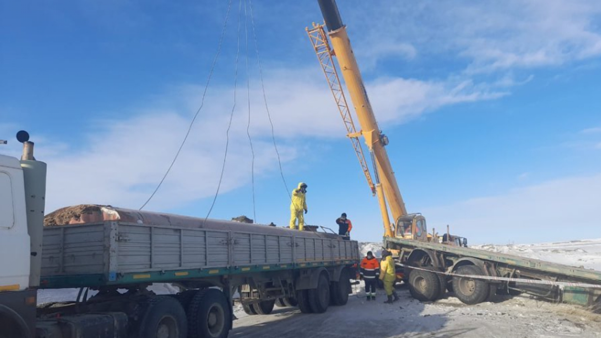 Автоцистерна с серной кислотой опрокинулась на дороге в Карагандинской  области: 27 декабря 2020 18:39 - новости на Tengrinews.kz