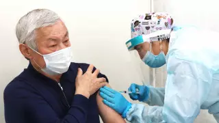 Сапарбаев привился казахстанской вакциной от коронавируса