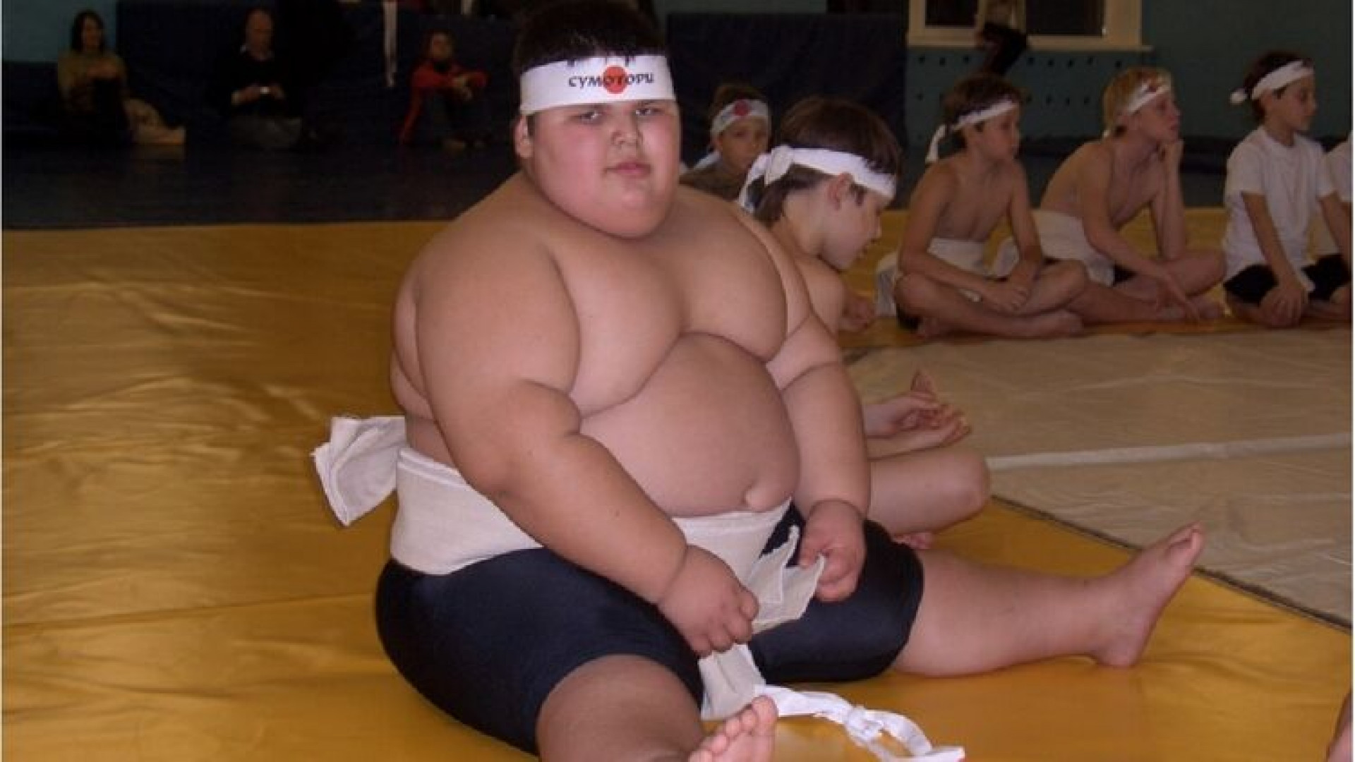Огромный толстый мальчику. Джамбулат Хатохов. Самый толстый мальчик в мире Джамбулат Хатохов. Сумоист Джамбулат Хатохов. Джамбулат сумо.