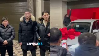 "Батыр жаяу жүрмесін". Шавкат Рахмоновқа қазақ жігіттері автомобиль сыйлады