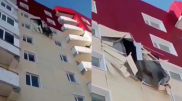 Ветер разрушил часть стены многоэтажки в Усть-Каменогорске