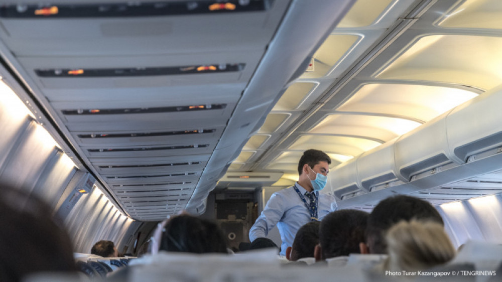 Неоднозначный поступок босого авиапассажира возмутил пользователей Сети