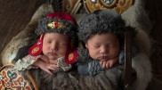 "Батыры и сұлу қыздар". Фотограф снимает младенцев в национальных костюмах 