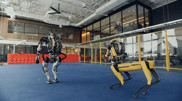 "Теперь роботы танцуют как люди". В Сети восхищаются новым видео Boston Dynamics