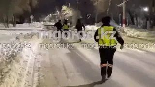 Побег судоисполнителя от полицейских засняли в Уральске