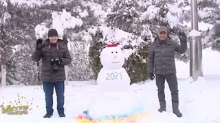 Бердымухамедов слепил снеговика и пришел с внучками на елку
