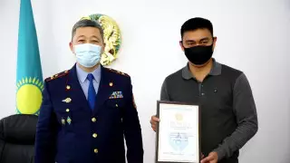 Астанчанин спас водителя, бившегося в судорогах на трассе в ВКО