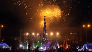 На площади Республики в Алматы зажгли новогоднюю елку