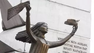 В Алматы состоялась церемония возложения цветов к памятнику "Тәуелсіздік таңы"