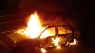 В Рудном при возгорании автомобиля "Рено" пострадали двое