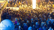 Толпа в "Домодедово" штурмует стойки паспортного контроля