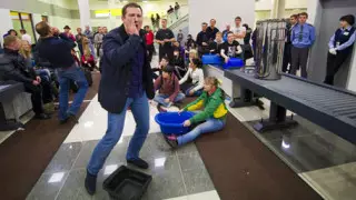 Застрявшие в "Шереметьево" граждане Турции устроили акцию протеста