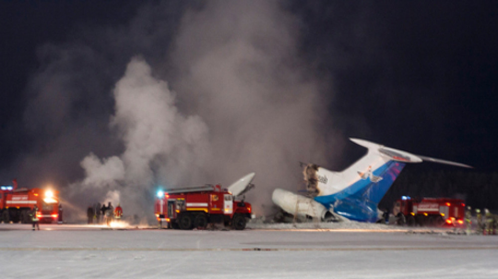 Пожар на борту самолета Ту-154 в аэропорту Сургута. Фото РИА Новости
