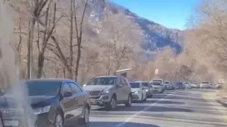 Километровые пробки образовались по дороге на Медеу