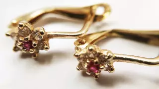 Одетая в хиджаб карагандинка срывала золотые серьги у малолетних девочек