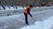 Злостного алиментщика заставили убирать улицы Караганды