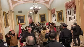 Протестующие сторонники Трампа ворвались в Капитолий и окружили зал сената