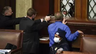 Стороннице Трампа выстрелили в грудь на территории Капитолия