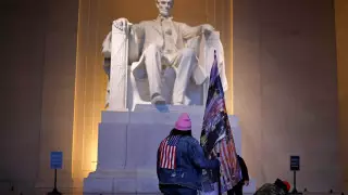 Угроза импичмента Трампу, увольнения, похищение документов - что происходит в США